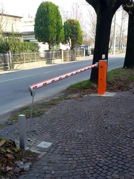 Automatic swing gates